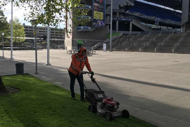 man-cutting-grass-with-lawn-mover-back-yard-768x512